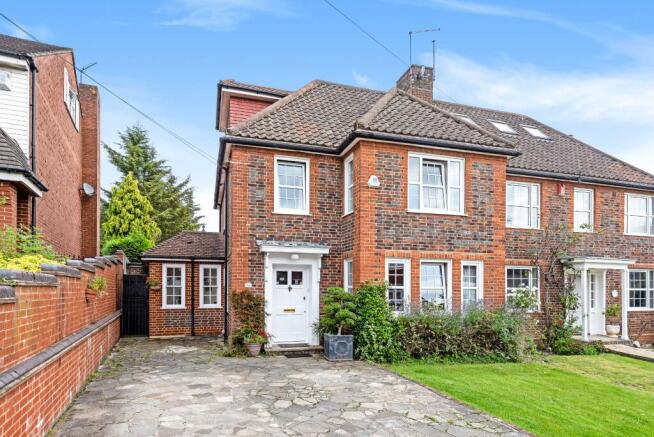 4 bed property, in Coppice Walk, £1,295,000
