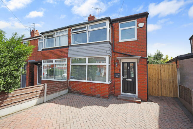 2 bed property, in St. Davids Road, £250,000