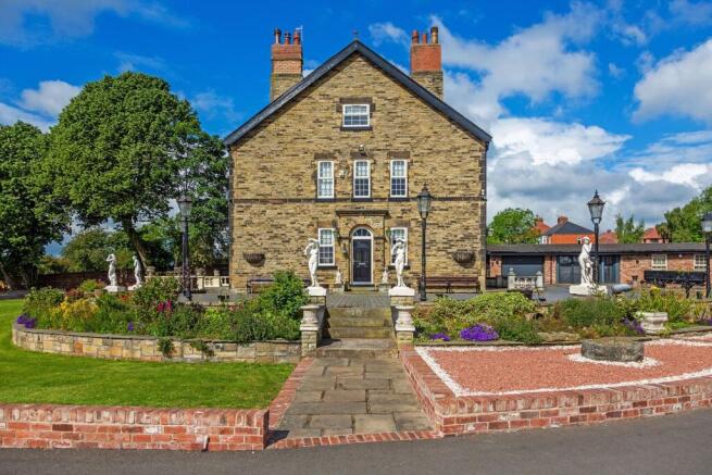 5 bed property, in Broad Street, £900,000