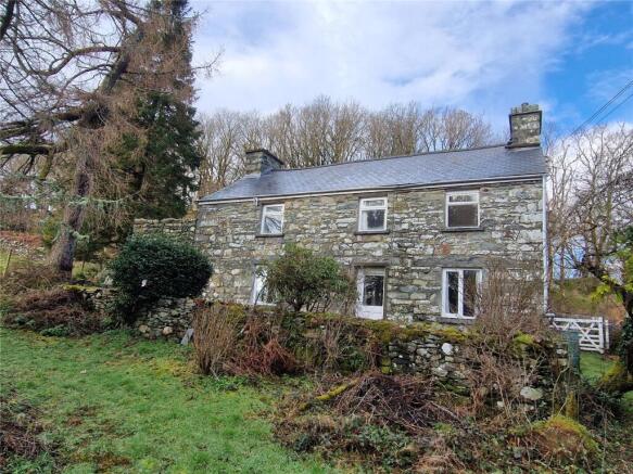 5 bed property, in Gellilydan, £165,000