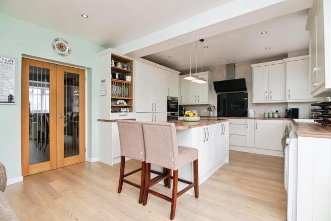 4 bed property, in Prospect Street, £290,000