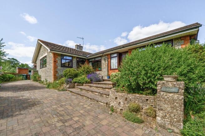4 bed property, in New Road, £650,000