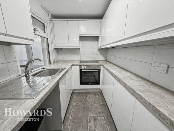 2 bed property, in Pier Road, £130,000