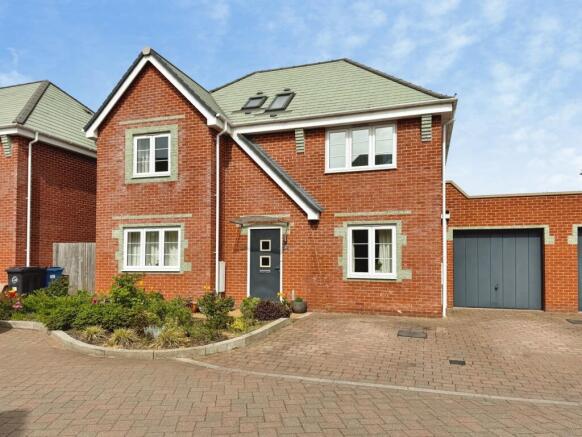 4 bed property, in Kelly Road, £825,000
