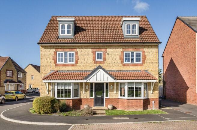 5 bed property, in Kingfisher Road, £600,000