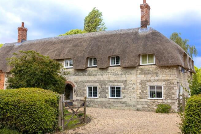 4 bed property, in Wilcot, £875,000