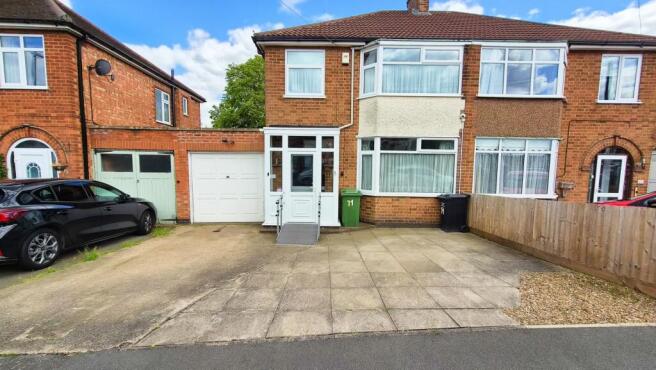 3 bed property, in Orchard Road, £270,000