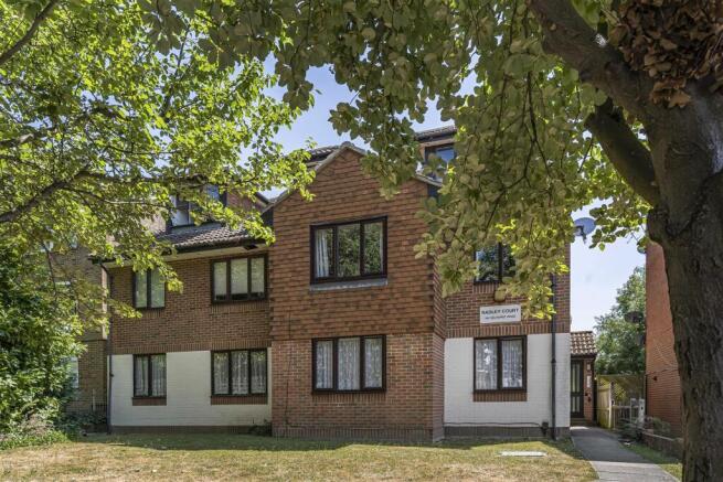 2 bed property, in Selhurst Road, £245,000