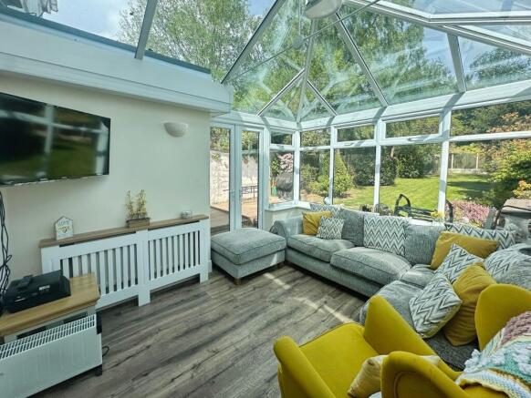 4 bed property, in Windsor Avenue, £375,000