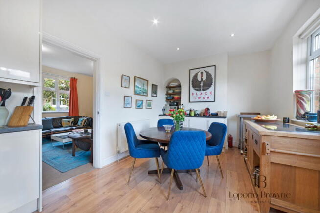 2 bed property, in Midland Terrace NW2, £550,000