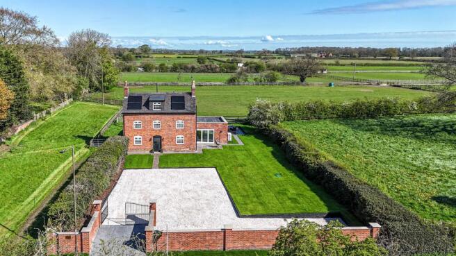 5 bed property, in Yew Tree Cottage, £850,000