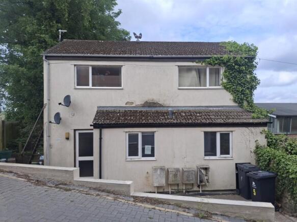 1 bed property, in Market Street, £41,000