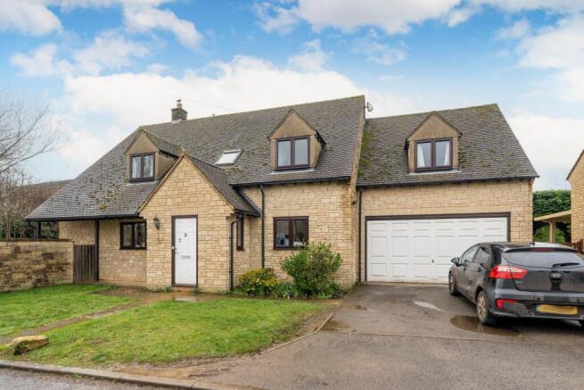 5 bed property, in Wootton End, £695,000