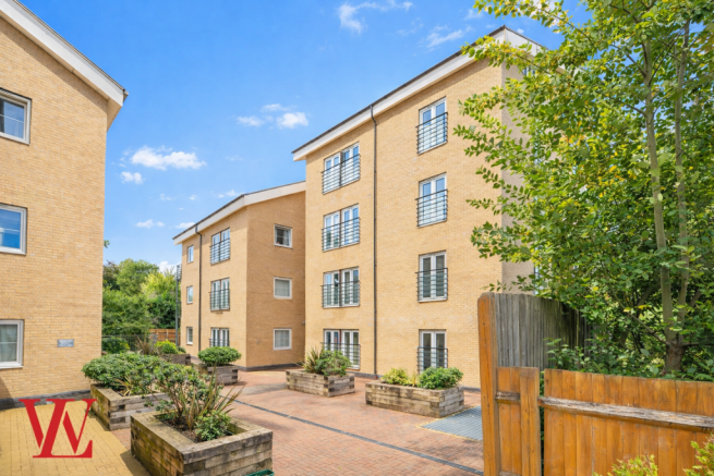2 bed property, in St. Stephens Court, £285,000