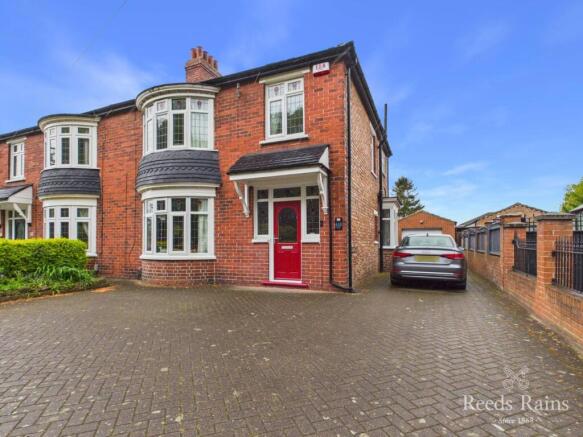 3 bed property, in Acklam Road, £290,000