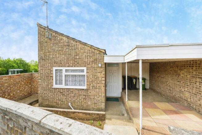 2 bed property, in Upper Coombe, £100,000