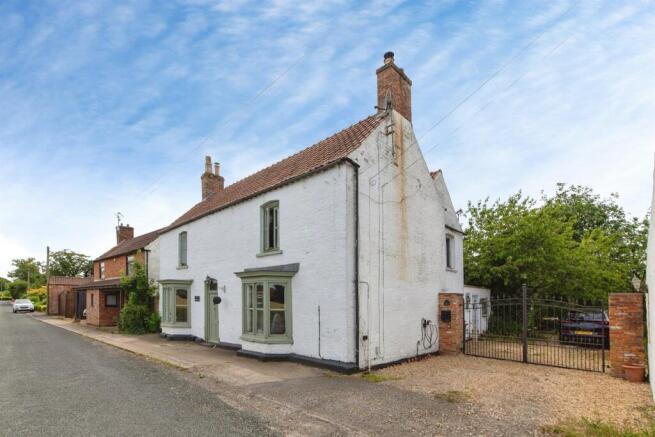 5 bed property, in Main Road, £450,000