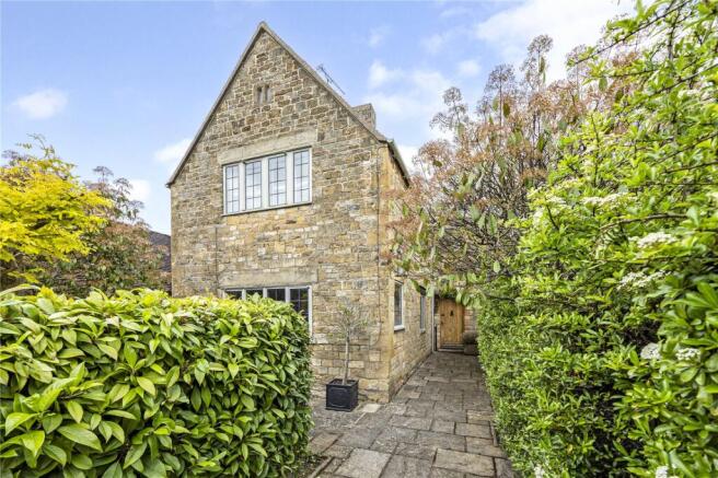2 bed property, in High Street, £750,000