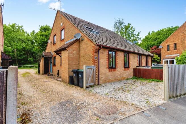 1 bed property, in Shorefield Road, £200,000