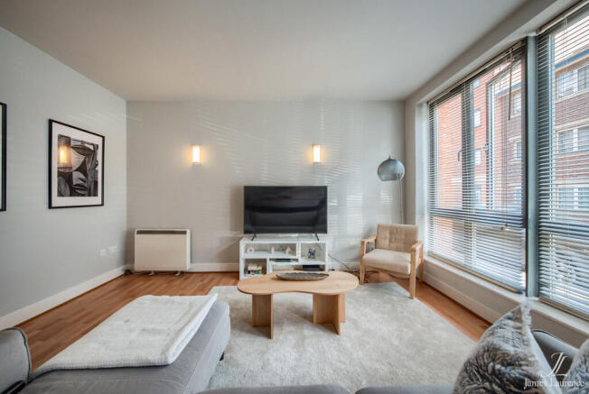 2 bed property, in Northwood Plaza, £170,000