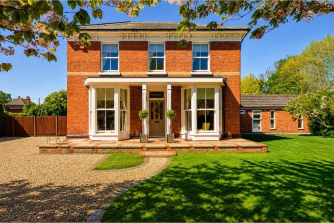 4 bed property, in Station Road, £600,000