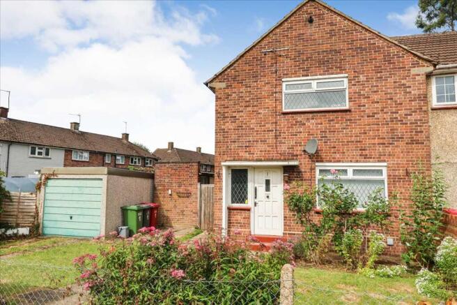 2 bed property, in Moat Drive, £525,000