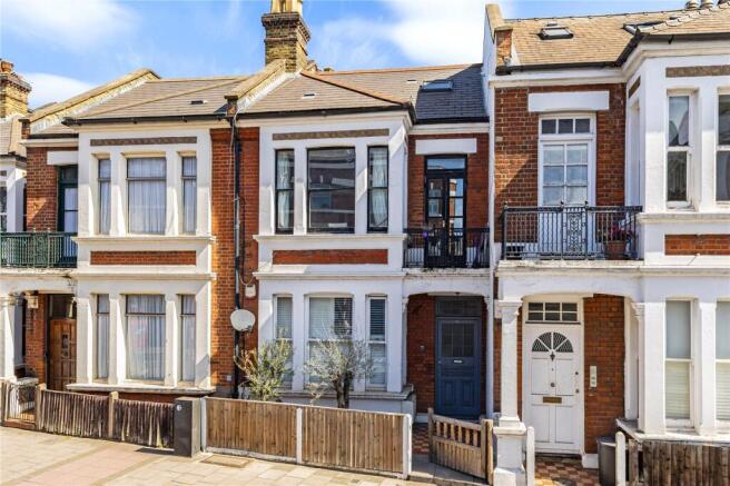 3 bed property, in Putney Bridge Road, £725,000