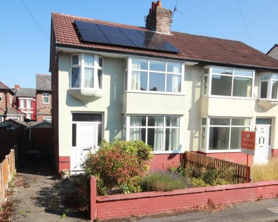3 bed property, in Ashdale Road, £150,000