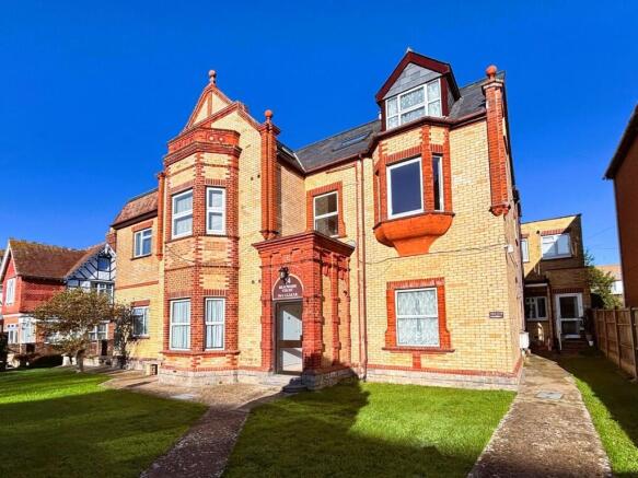 2 bed property, in Victoria Avenue, £235,000