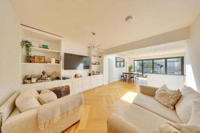 3 bed property, in Southlands Avenue, £595,000