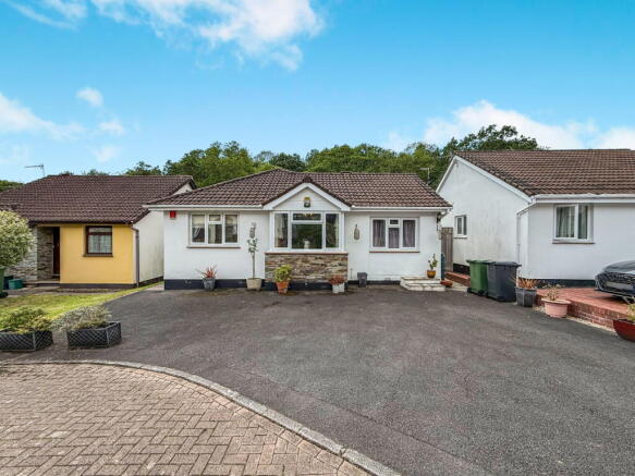 4 bed property, in Woodland Close, £300,000