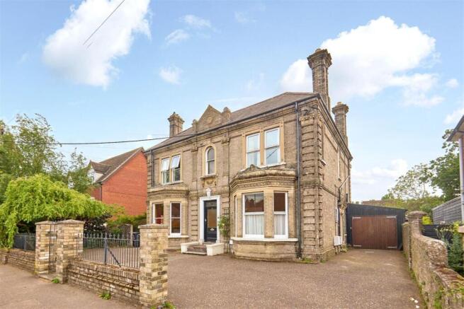 4 bed property, in Victoria Road, £550,000
