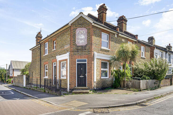 3 bed property, in Red Lion Road, £550,000