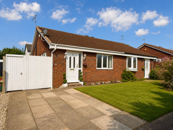 2 bed property, in Copeland Close, £215,000