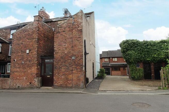 2 bed property, in Harold Croft, £130,000