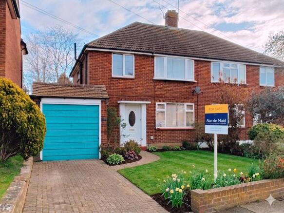 3 bed property, in Tile Farm Road, £585,000