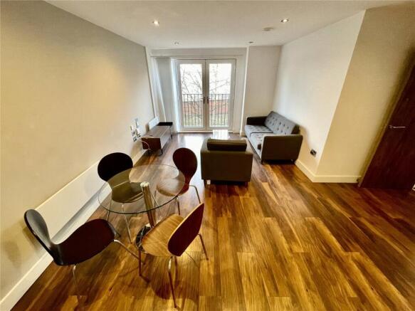 2 bed property, in Wilburn Basin, £215,000