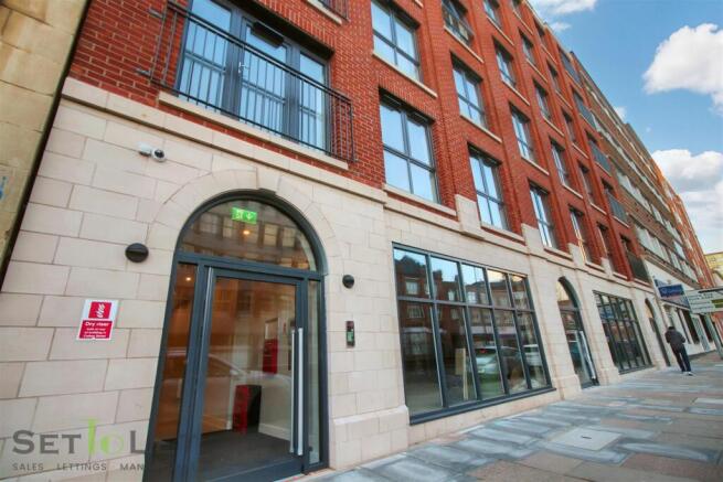 2 bed property, in Agin Court, £130,000