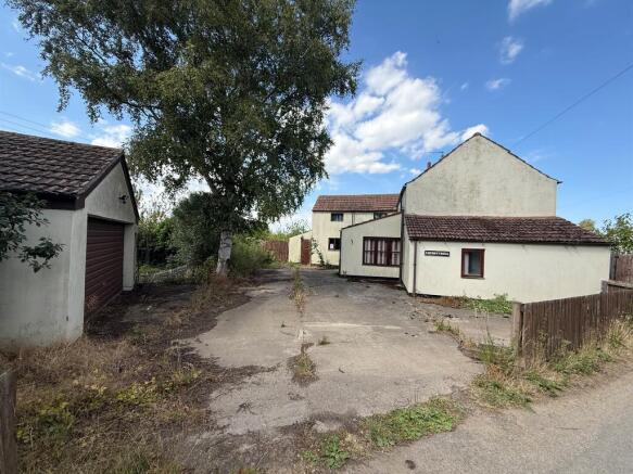 2 bed property, in Herdgate Lane, £180,000
