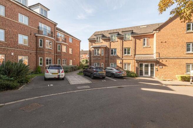 2 bed property, in Castle Grove, £95,000