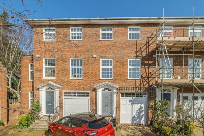 4 bed property, in Heatherdale Close, £815,000