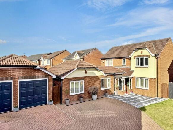 5 bed property, in Siskin Close, £425,000