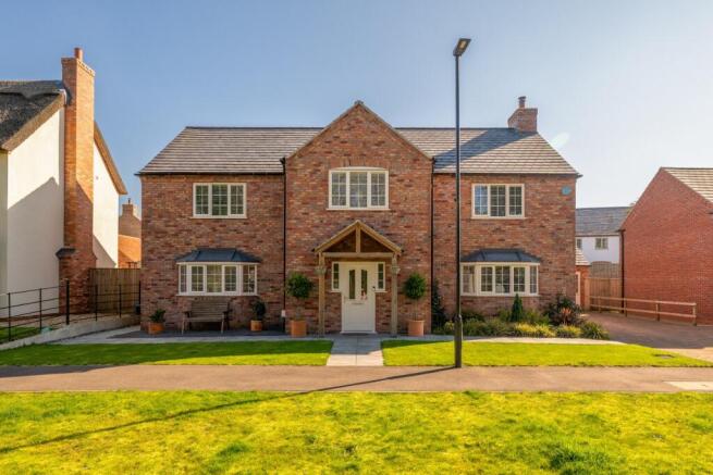 5 bed property, in Parklands Drive, £650,000