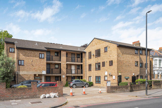 1 bed property, in Streatham Place, £170,000