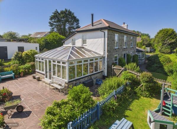 5 bed property, in Trevethan, £725,000
