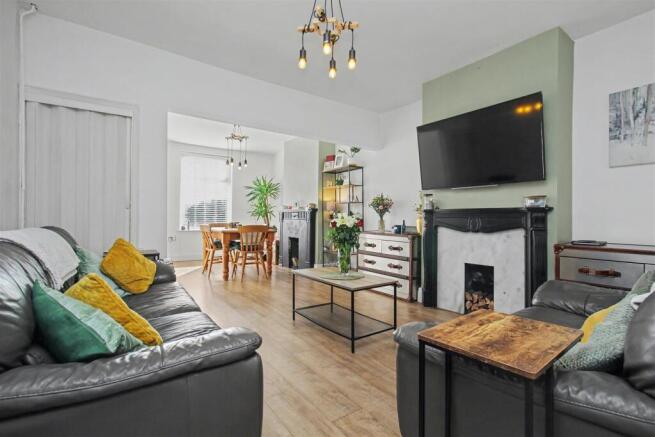 2 bed property, in Coronation Avenue, £194,950
