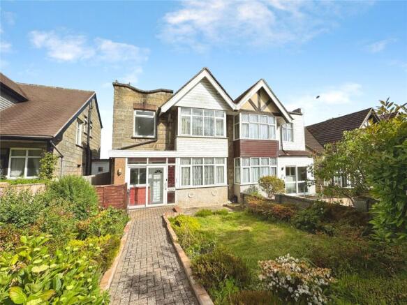 3 bed property, in Elphinstone Road, £300,000