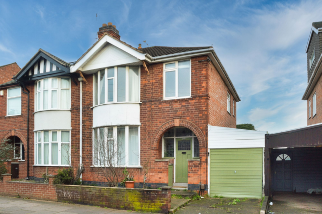 5 bed property, in Queens Road, £375,000