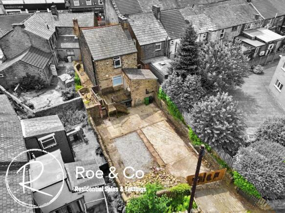 2 bed property, in Lee Lane, £135,000