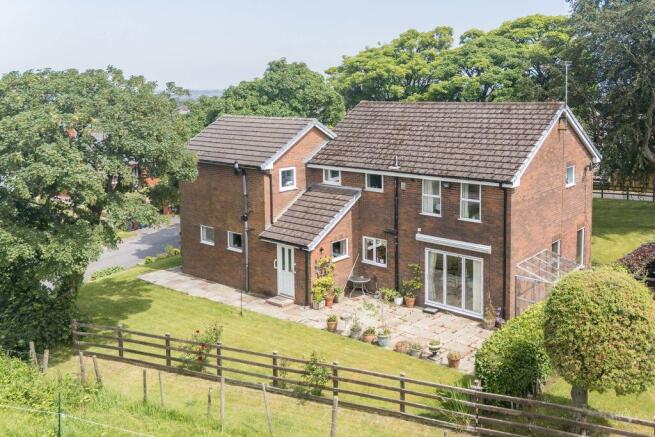 4 bed property, in Smethurst Hall Park, £595,000